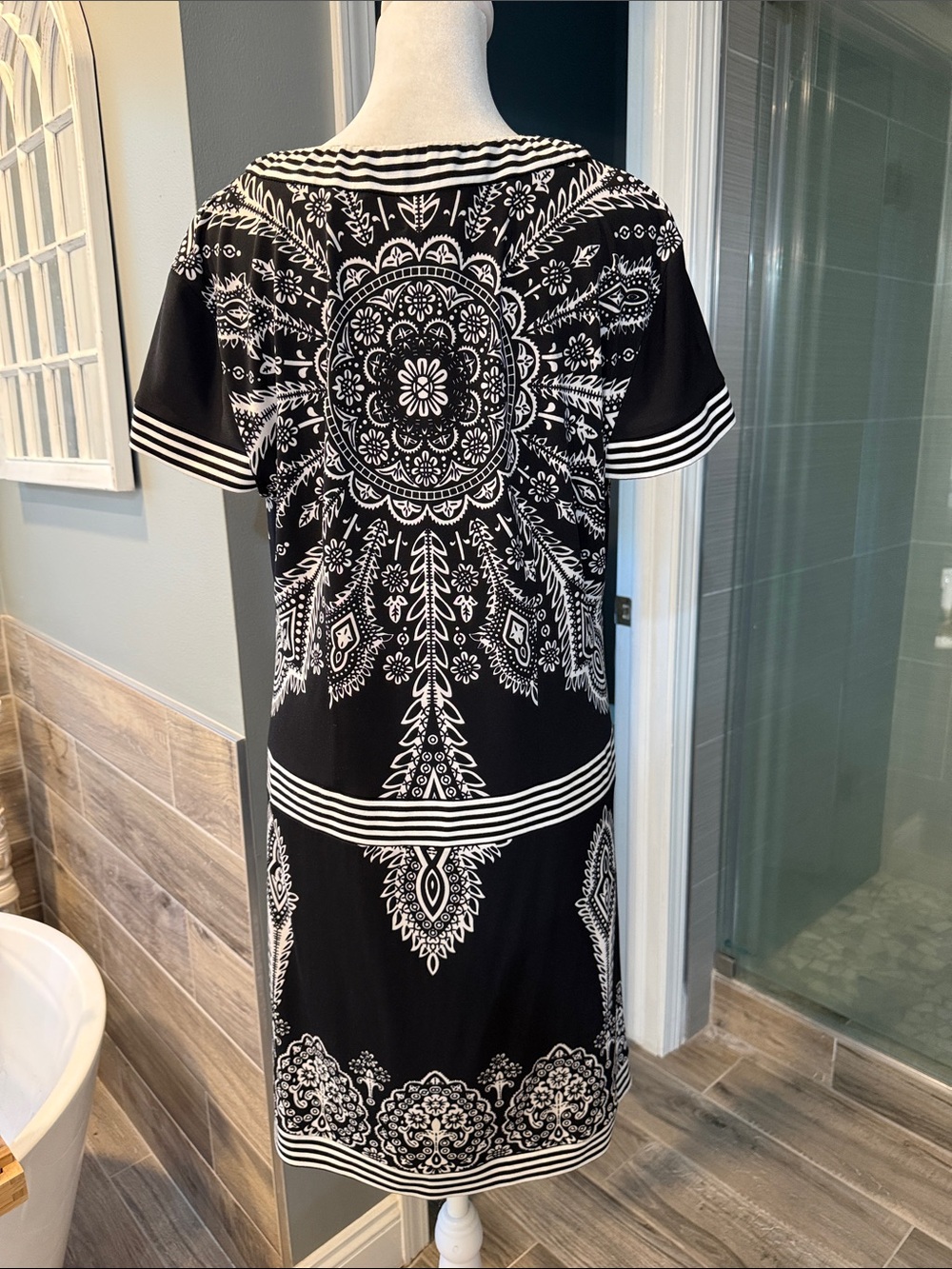 Joseph Ribkoff Black White Medallion Print Shift Dress Size 12 Boho - Picture 4 of 8